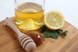 Lemon and honey mask to fight forehead acne