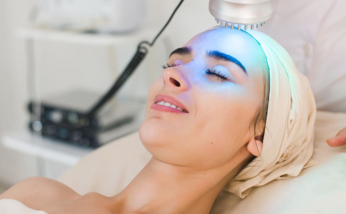 blue-light-therapy-for-acne-in-clinic