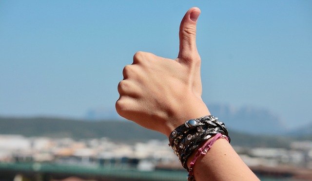 hands-2227857_640 thumbs up